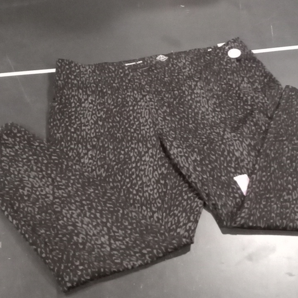 ST JOHNS BAY Skinny Leg Midrise pull on Leggings Pants. Sz 2X Gray Leopard Print